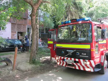 Гасят пожар в сградата на "Архитектура и градоустройство"
