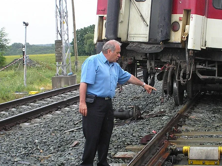 Минути преди дерайлиралия влак са минали безпроблемно други два  