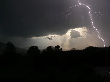 Мълния изпепели цех в Пловдив