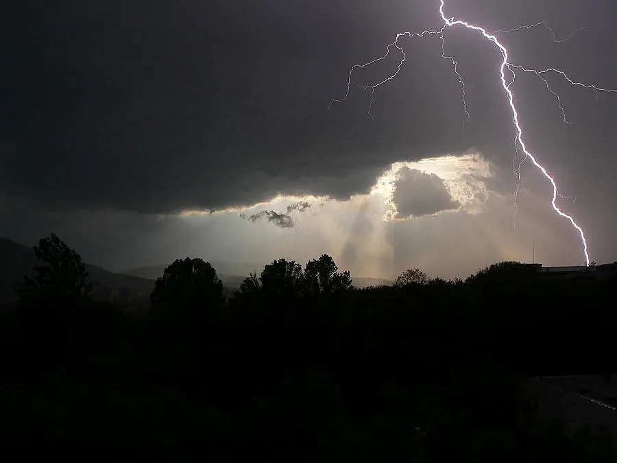 Мълния изпепели цех в Пловдив