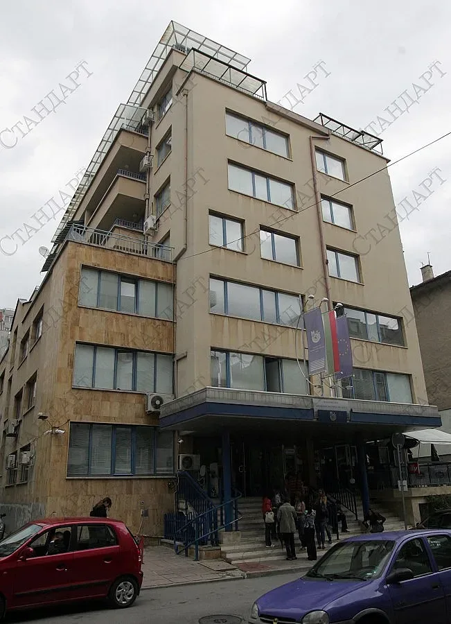 Кабинетът гледа парите на касата