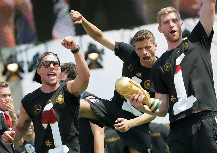 Песни и вурстове за шампионите (ОБЗОР)