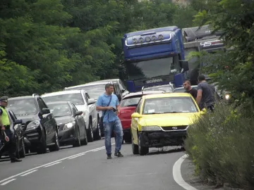 Шофьор на такси заспа и катастрофира край Сандански