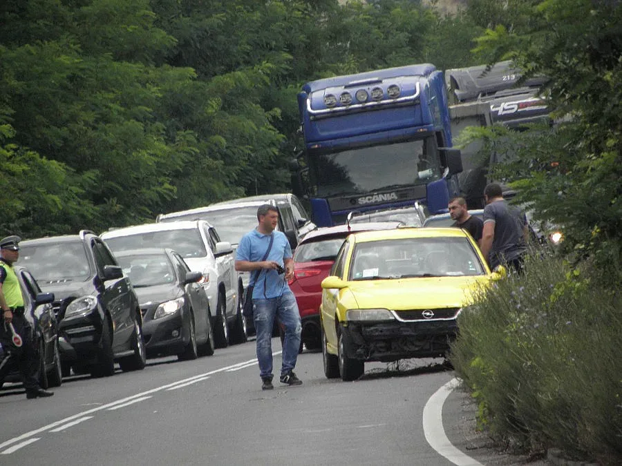 Шофьор на такси заспа и катастрофира край Сандански