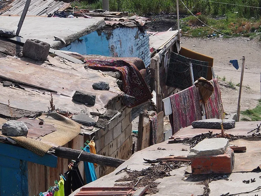 Роми протестираха срещу събарянето на незаконни къщи