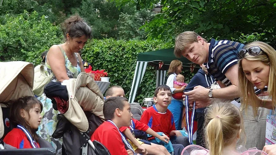 Английският посланик помага на българския крикет за деца с увреждания