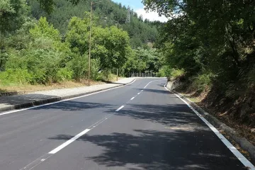 Ремонтираха и обезопасиха път към парк