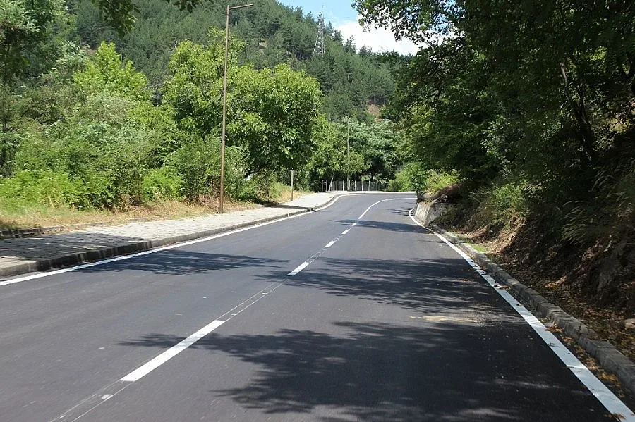 Ремонтираха и обезопасиха път към парк