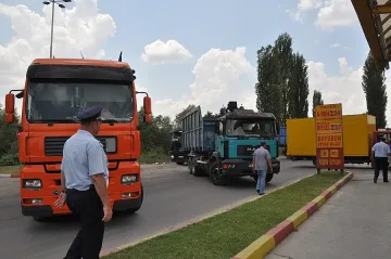 Отпушиха границата за малко за автобуси и коли