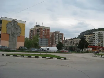 Мъж намушка гаджето си и се хвърли под влака