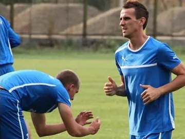 Сектор "Б" удря рамо на Минев