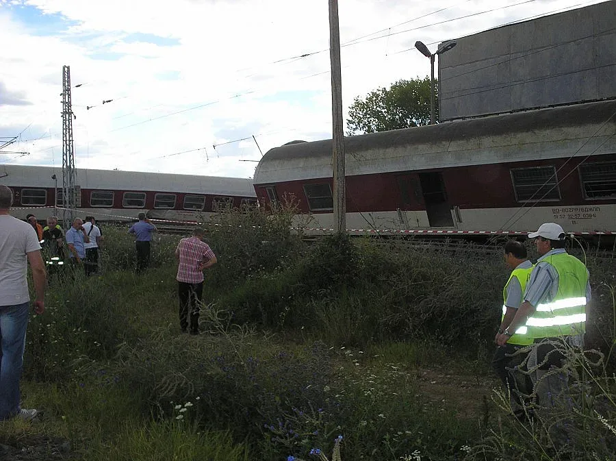 Освободиха жп пътя София-Бургас в района на дерайлирия влак