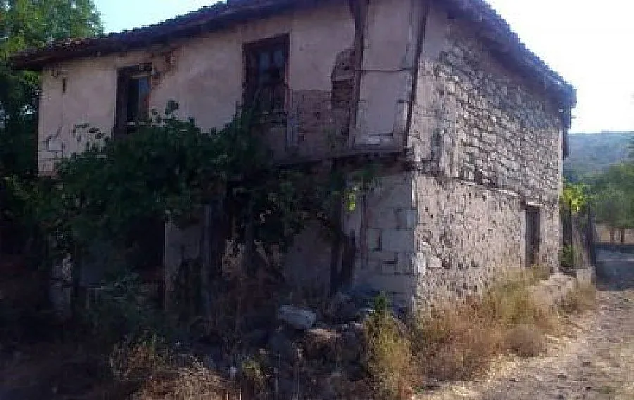 Описват необитаеми и опасни сгради в Момчилградско