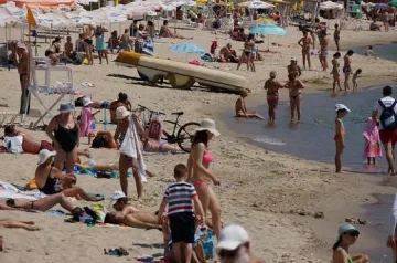 Окупираха затворения плаж във Варна (ОБЗОР)