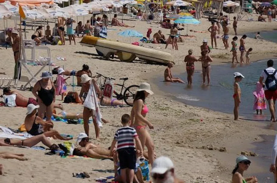 Окупираха затворения плаж във Варна (ОБЗОР)