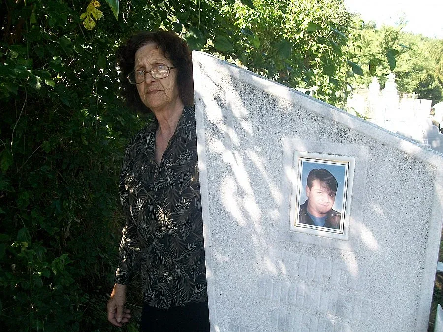 Само майката на гроба на убития в Ирак Георги