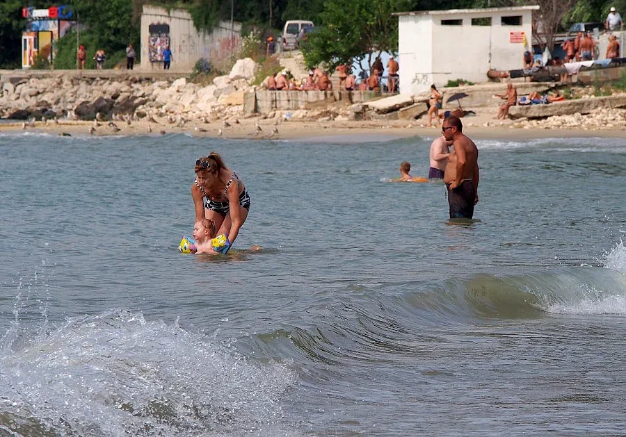 „Офицерският плаж" пълен с хора въпреки забраната