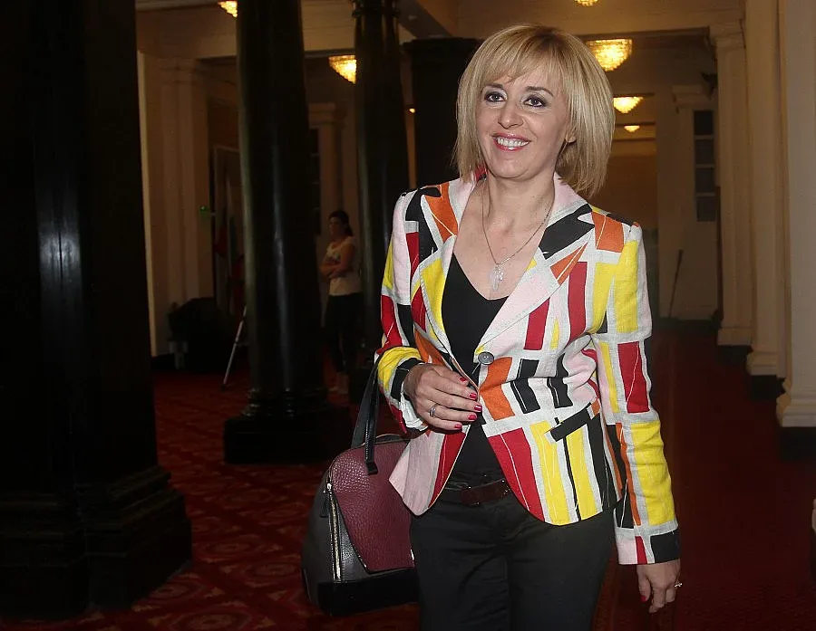 Манолова с лидерска платформа във Фейсбук