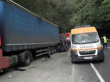 Бус с туристи се размаза под тир, четирима са загинали