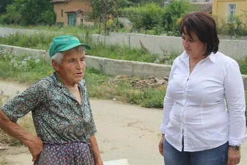 Губернатор подари телевизор на самотна баба, пострадала при наводнение