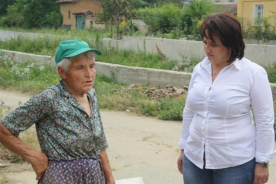 Губернатор подари телевизор на самотна баба, пострадала при наводнение