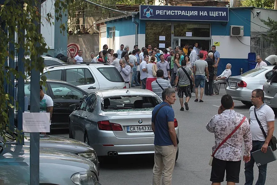 Шофьори от София сменят стъкла в Перник