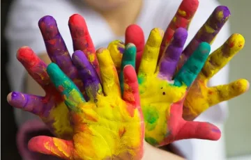 Малки художници с пленер в старинен квартал