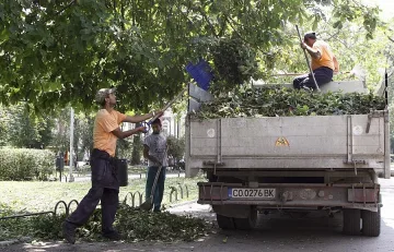 Продължава почистването на вътрешно-кварталните улици в София