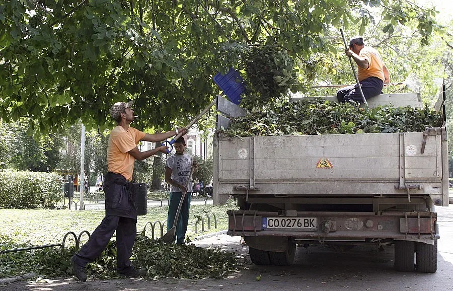 Продължава почистването на вътрешно-кварталните улици в София