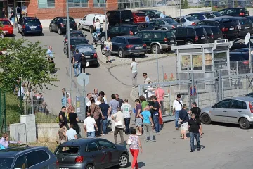 Продължават опашките пред застрахователи и сервизи за смяна на стъкла