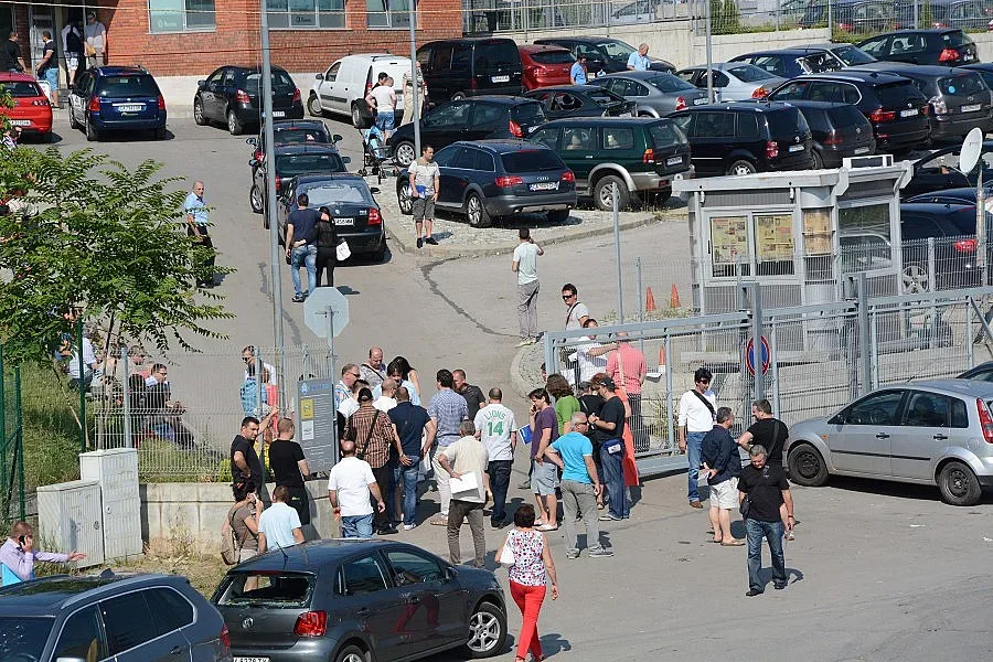 Продължават опашките пред застрахователи и сервизи за смяна на стъкла