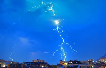 Дъжд с гръмотевици в половин България