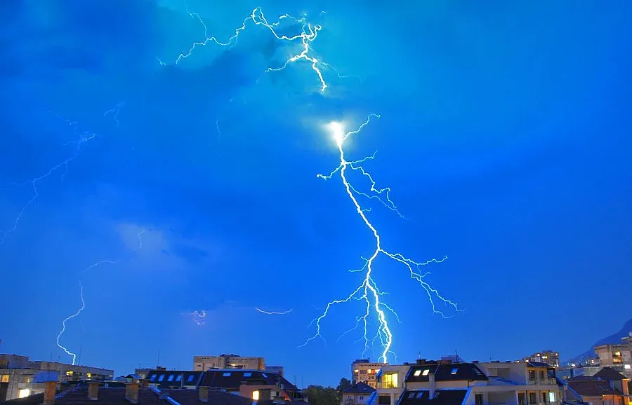 Дъжд с гръмотевици в половин България