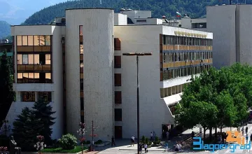 Малки художници рисуват старинен квартал