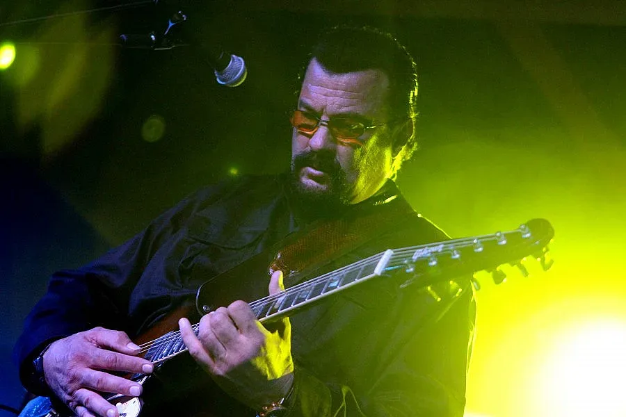 Стивън Сегал разпуска с кубински танцьорки и учи децата на айкидо