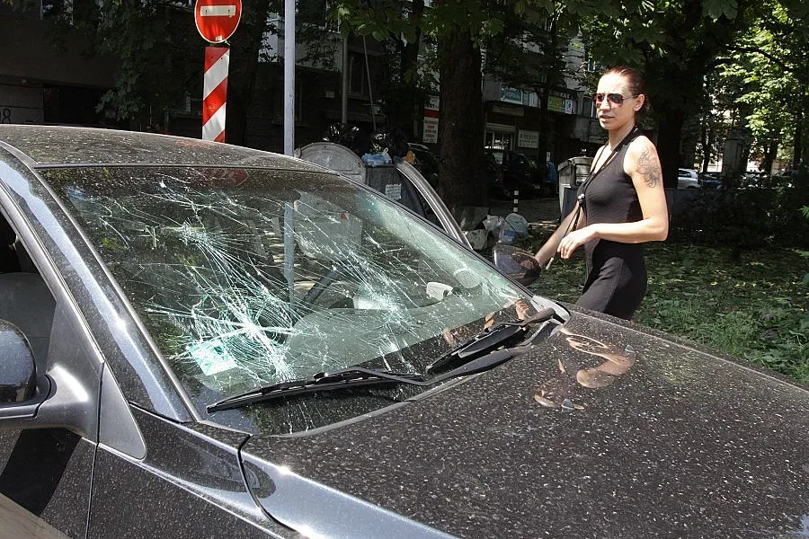 Нова винетка - срещу парче счупено стъкло със стара