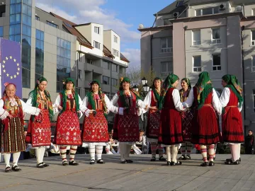 Добърските баби тренират пред чужденци за „Пирин пее"