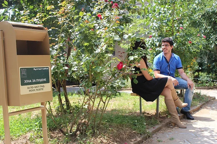 Монтираха нови пейки и кошчета в Благоевград