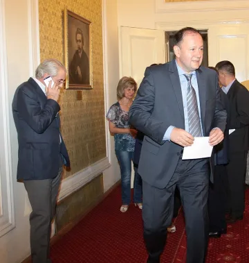 Миков не очаква доверието в парламента да се върне бързо