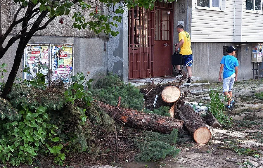 Продължава отстраняването на щетите в София