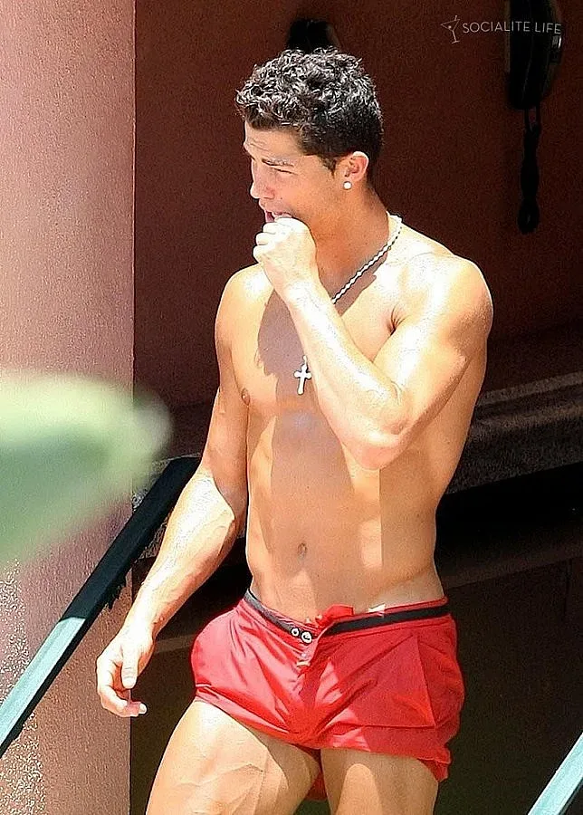 Роналдо с четири моделки на Миконос