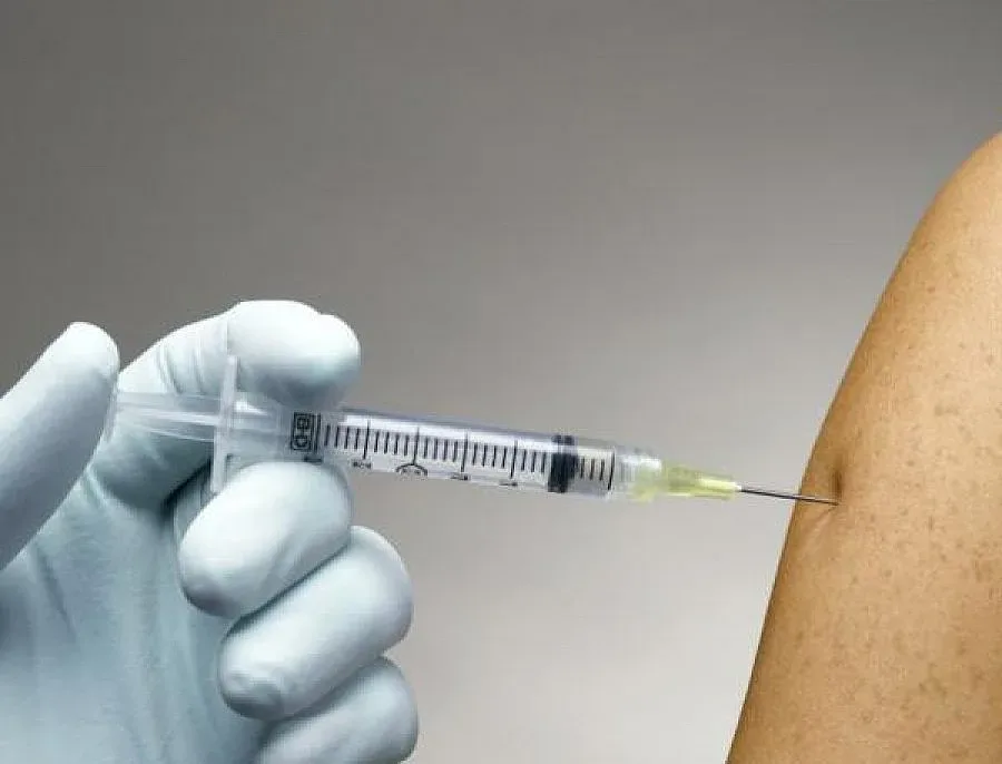 Афганистанец с малария в бежански лагер