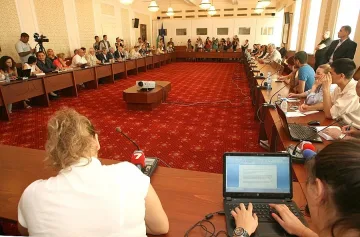 Синдикати, бизнес и опозиция искат финансова стабилност