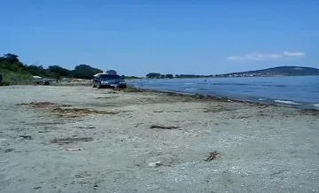 Мерцедес на плажа едва не прегази дете