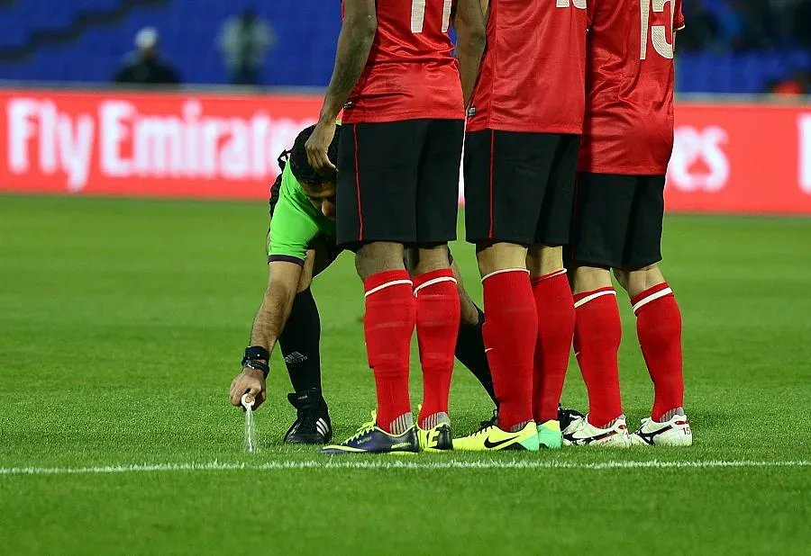 Изчезващият спрей от Световното поема към Шампионската лига