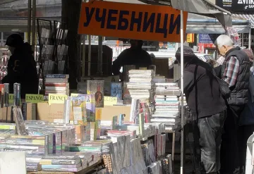Учители пишат оценка на единния учебник