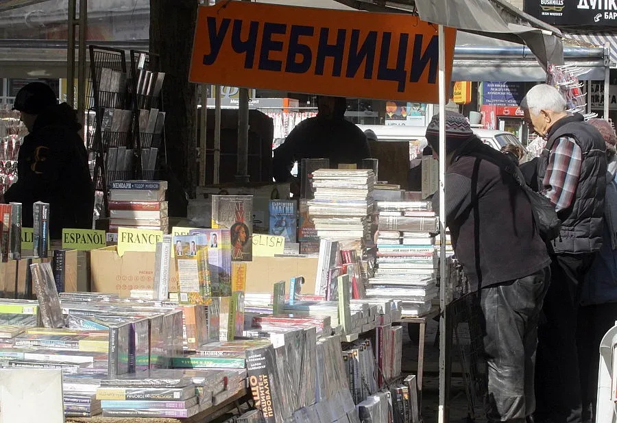 Учители пишат оценка на единния учебник