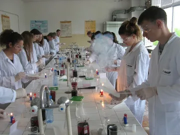 Деца палят свещи с магическа пръчка