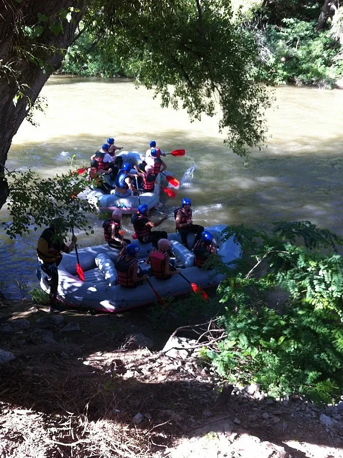 Младежи от ГЕРБ почистиха река Струма