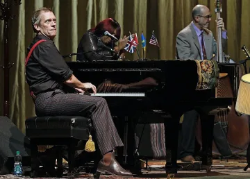 Пускат допълнителни билети за концерта на Хю Лори